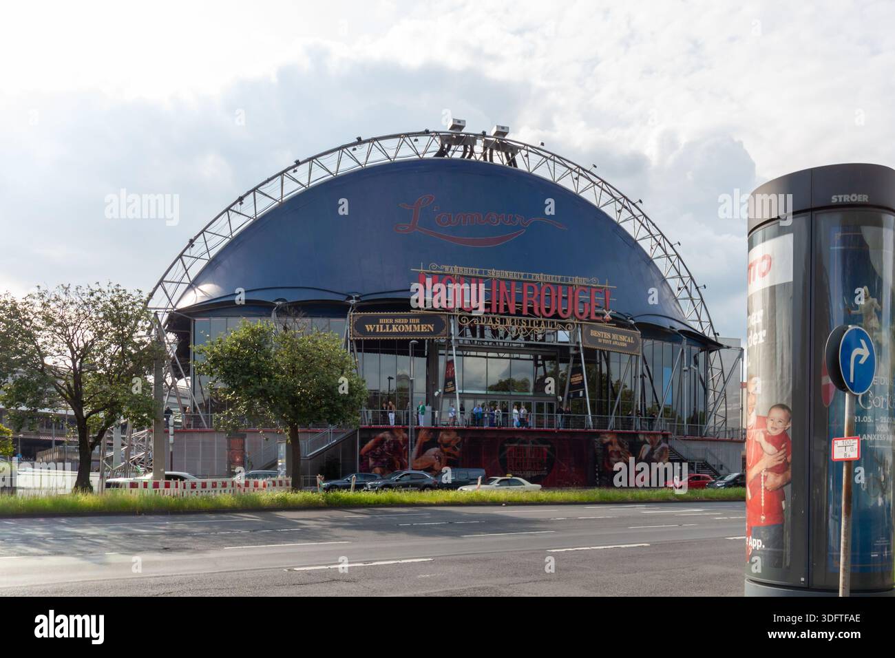 KÖLN, DEUTSCHLAND - 31. MAI 2024: Das Musical Dome Theatergebäude in Köln, dekoriert mit einem großen Musical-Werbespot im Moulin Rouge Stockfoto