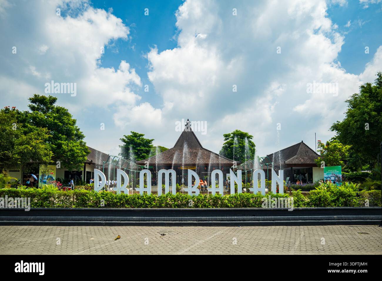 Yogyakarta, Indonesien - 03.16.2024: Eingang zum Prambanan-Tempelkomplex mit einem Denkmal in Yogyakarta, Indonesien. Es ist ein UNESCO-Weltkulturerbe Stockfoto