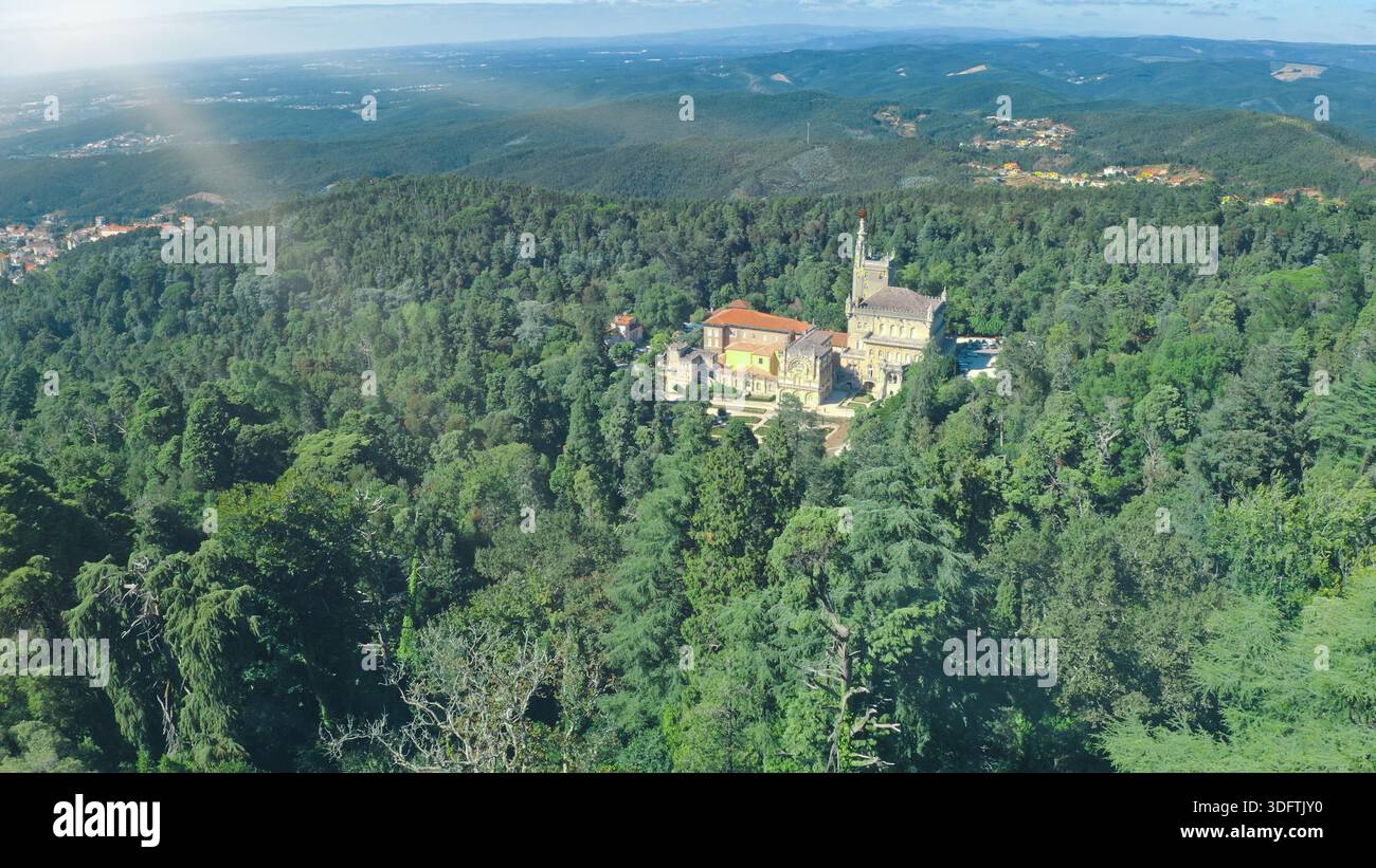 Blick von oben fliegende Drohne Bussaco Palast in Luso Portugal altes Gebäude Mealhada Averio Dorf Natur grüner Park Bäume Wald Berge portugiesisch Stockfoto