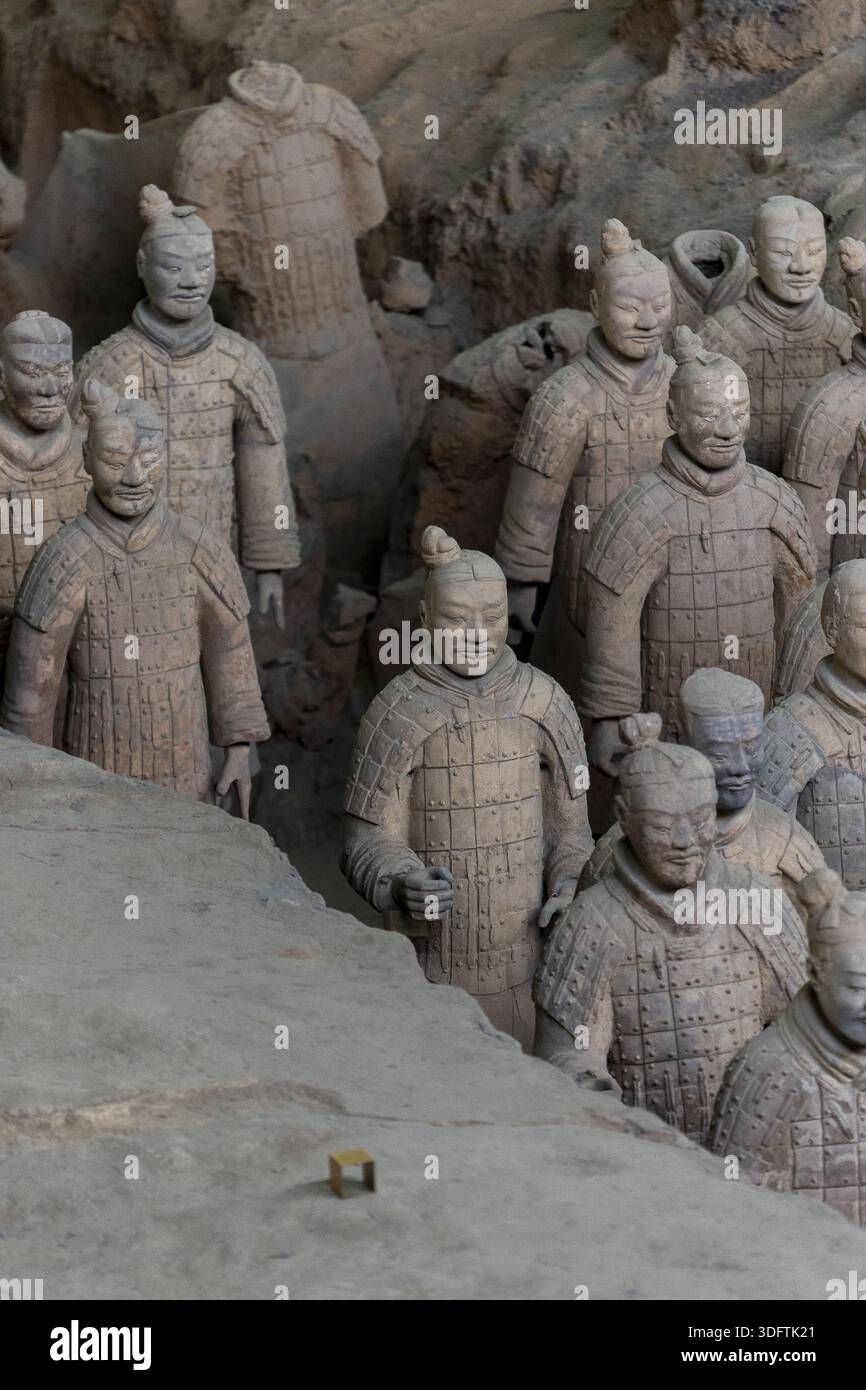 XI'an, China - 26. November 2025: Blick auf die verwitterten Terrakotta-Krieger, gefroren in der Zeit, in feierlicher Formation inmitten der Erdtöne des Th Stockfoto
