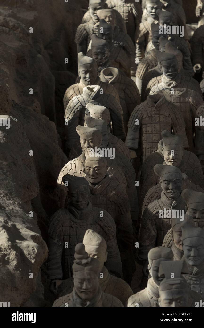 XI'an, China - 26. November 2025: Blick auf die Terrakotta-Armee, eine stille Legion, die Wache hält, ihre verwitterten Gesichter mit Geschichte, eine mächtige Te Stockfoto