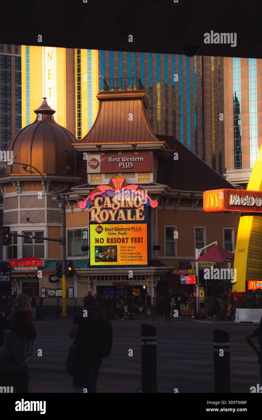 Las Vegas, Vereinigte Staaten - 18. April 2022: Blick auf das lebhafte Neonschild des Casino Royale, das vor der Kulisse der hoch aufragenden Hotels und ein warmes Leuchten ausstrahlt Stockfoto