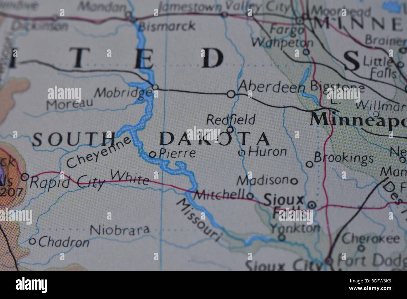 Detaillierte Karte von South Dakota mit Pierre, Rapid City, Sioux Falls und dem Missouri River auf einem gedruckten papieratlas mit selektivem Fokus. Stockfoto