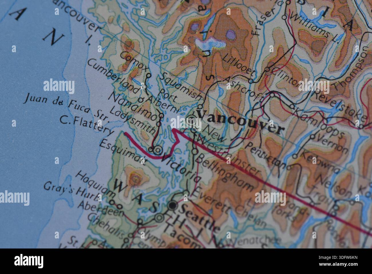 Detaillierte Karte des pazifischen Nordwestens mit Vancouver, Victoria, Nanaimo und Seattle auf einem gedruckten papieratlas mit selektivem Fokus. Stockfoto