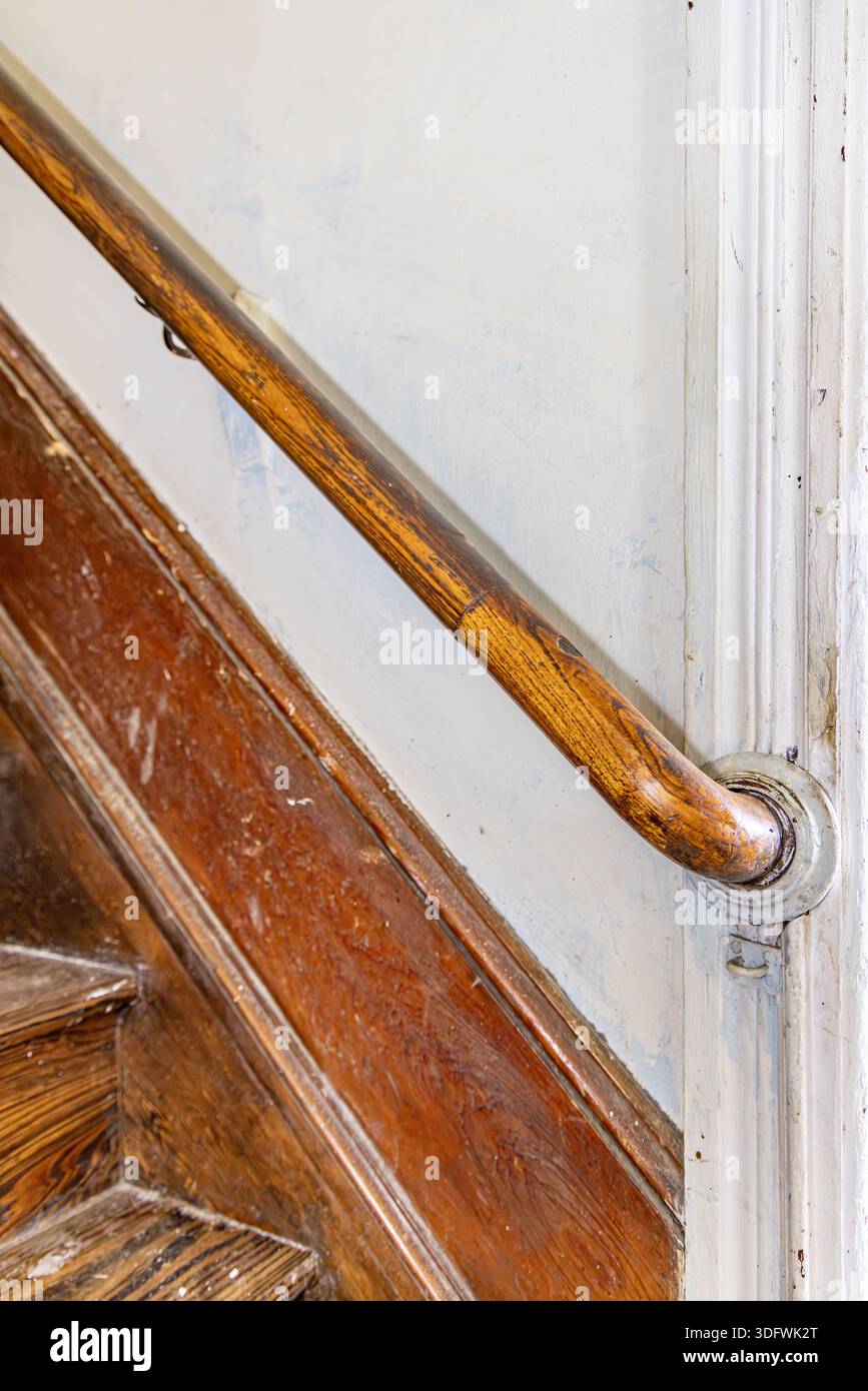 Detailbild eines Abschnitts alter Holztreppen und Holzgeländer Stockfoto