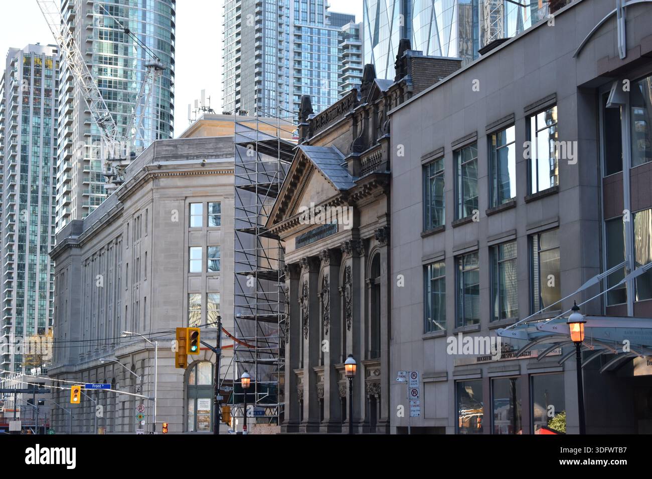 Straßenblick auf historische Steinhäuser und moderne Glaswohnungstürme in Downtown Toronto, Kanada. Stockfoto