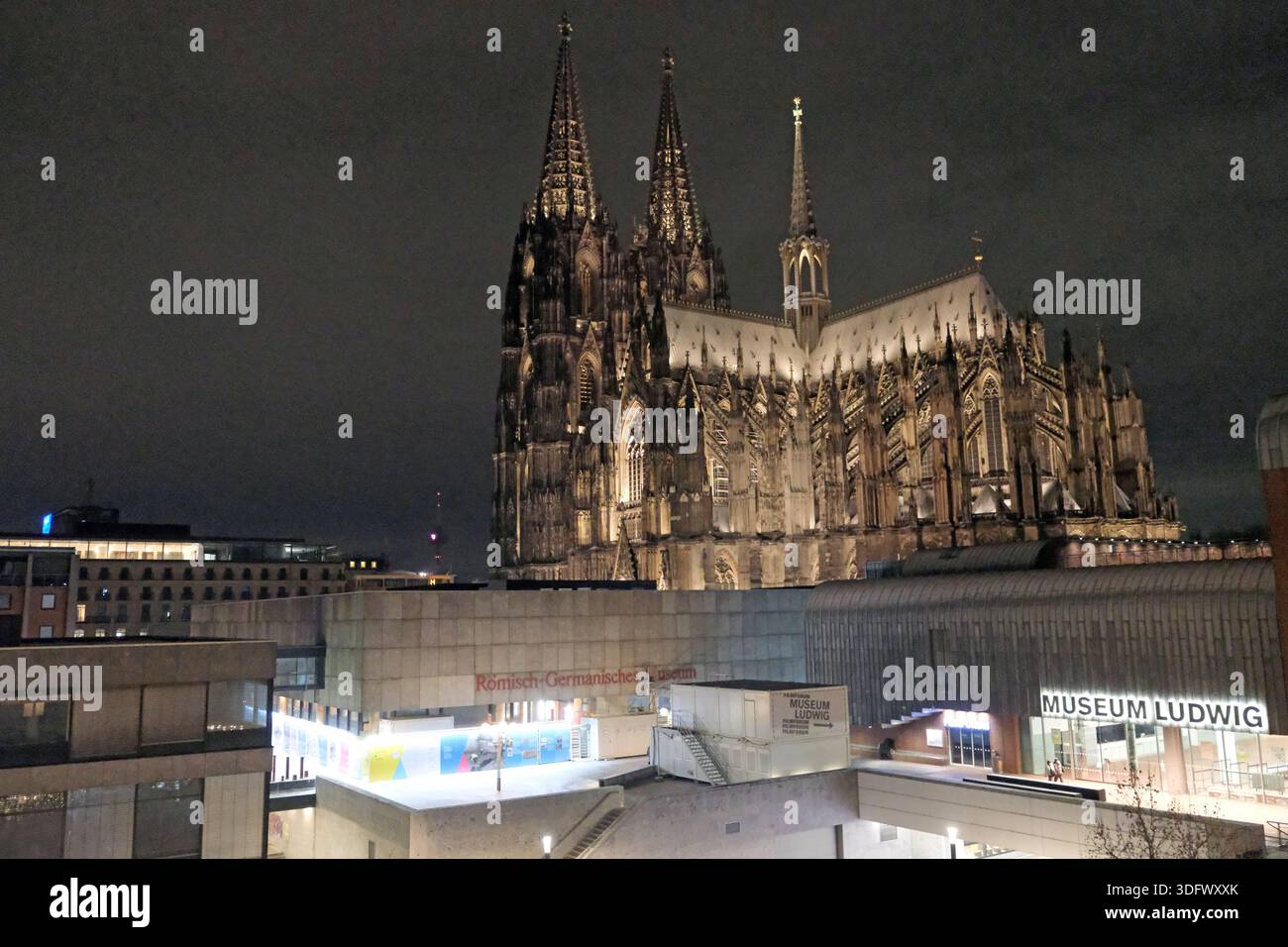 Dom St. Peter hohe Domkirche zu Köln Kölner Dom - Kölner Dom bei Nacht beleuchtet - Deutschland Stockfoto