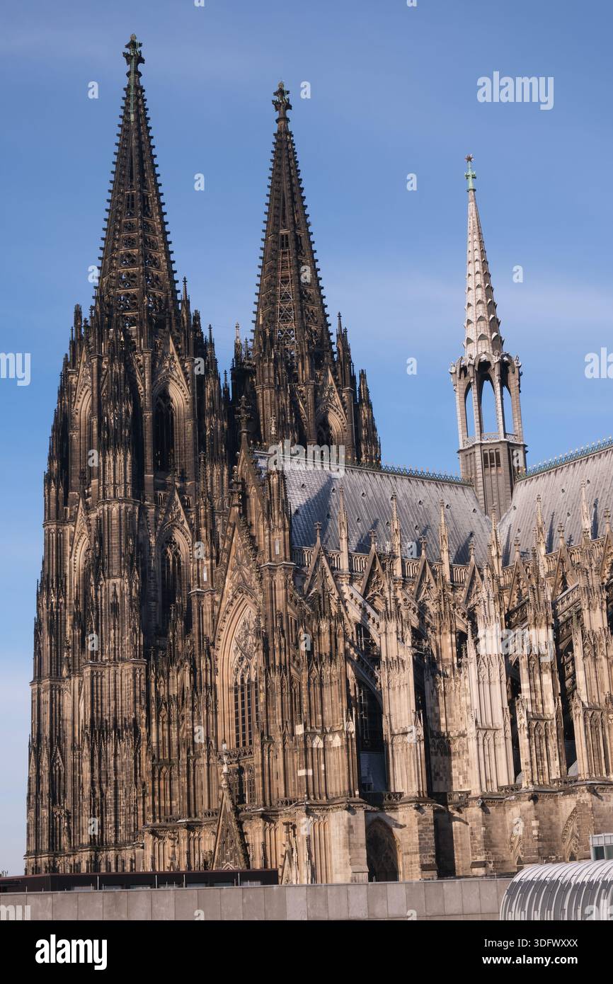 Dom St. Peter hohe Domkirche zu Köln Kölner Dom - Kölner Dom leicht verschneit - Deutschland Stockfoto