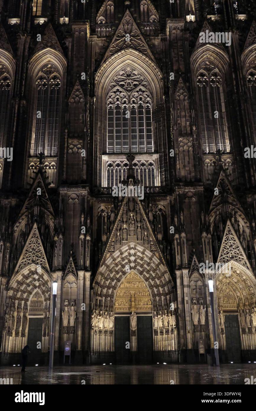 Dom St. Peter hohe Domkirche zu Köln Kölner Dom - Kölner Dom bei Nacht beleuchtet - Deutschland Stockfoto