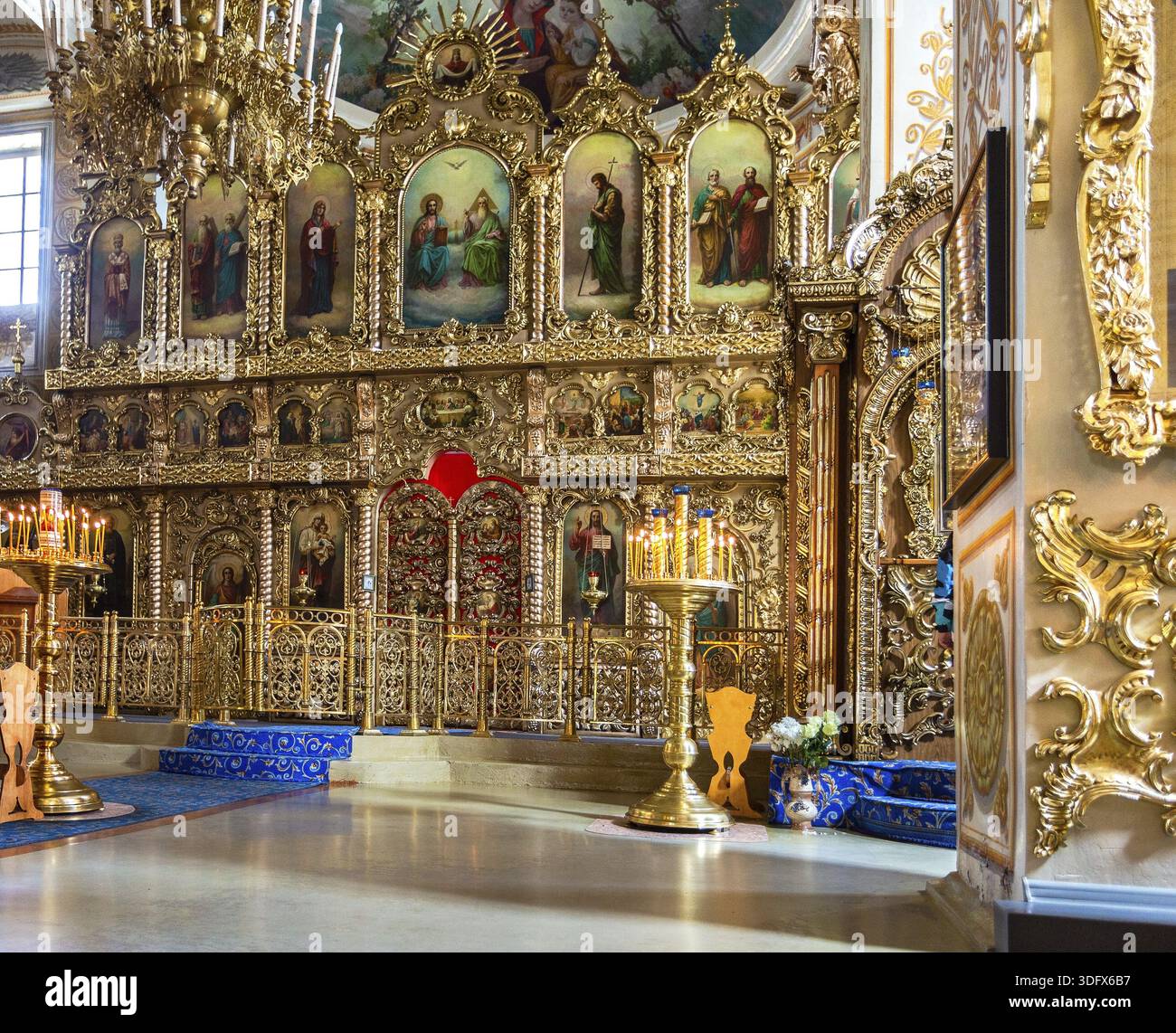 Kasan, Russland - 11. Juni 2018: Orthodoxe Ikonostase in der Kathedrale Unserer Lieben Frau von Georgia im Kloster Raifa Bogoroditsky Stockfoto