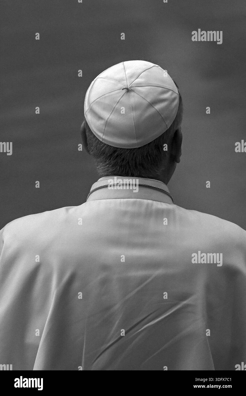 Vatikan, Vatikan. Januar 2026. **NO LIBRI** Italien, Rom, Vatikan, 14.01.2026.Papst Leo XIV. Hört die Lesung der Katechese auf Chinesisch während seiner wöchentlichen Generalaudienz im Saal von Papst Paul VI. Im Vatikan, Foto von ALESSIA GIULIANI /Catholic Press Photo Credit: Independent Photo Agency/Alamy Live News Stockfoto