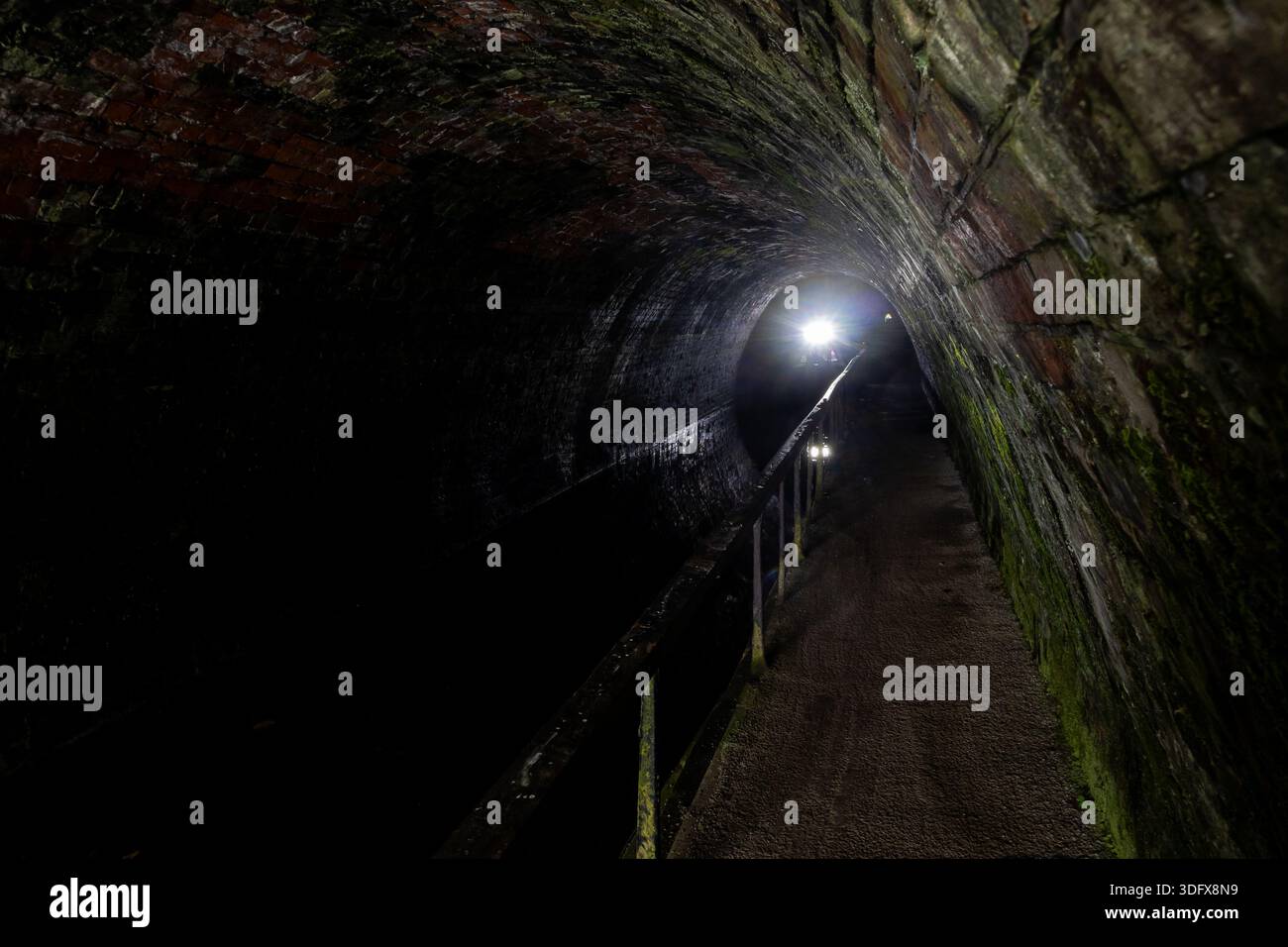 Inneres des Chirk-Tunnels am Llangollenkanal mit entgegenkommendem Schmalbootlicht Stockfoto
