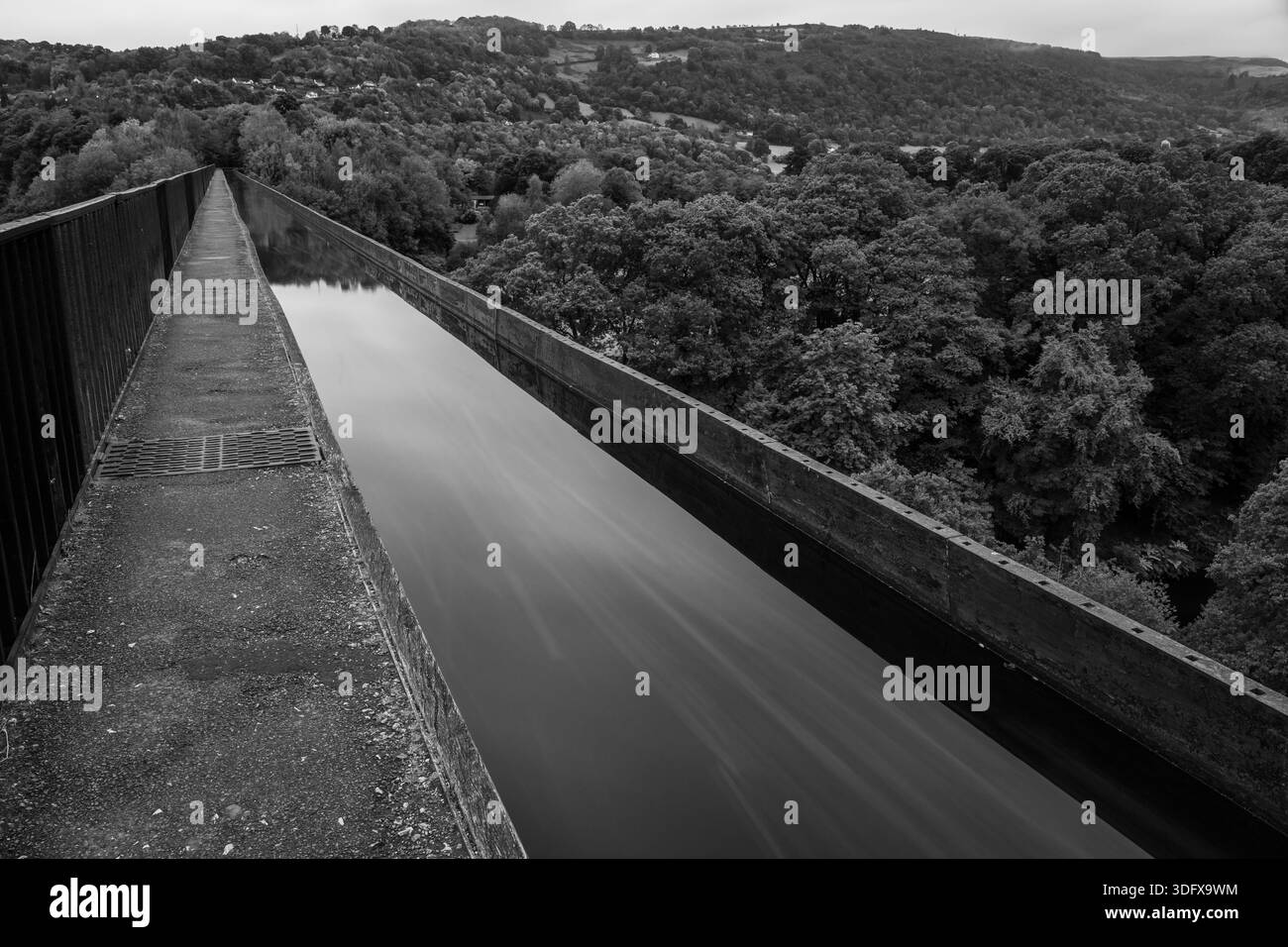 Schwarz-weiß-Blick entlang des Pontcysyllte Aquädukts über dem Dee-Tal bei Froncysyllte Stockfoto