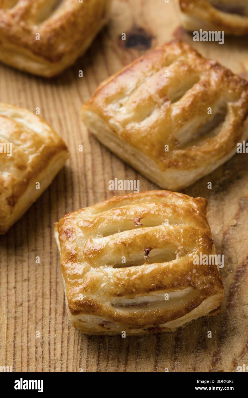 Süßer brauner Blätterteig auf Holztisch Stockfoto