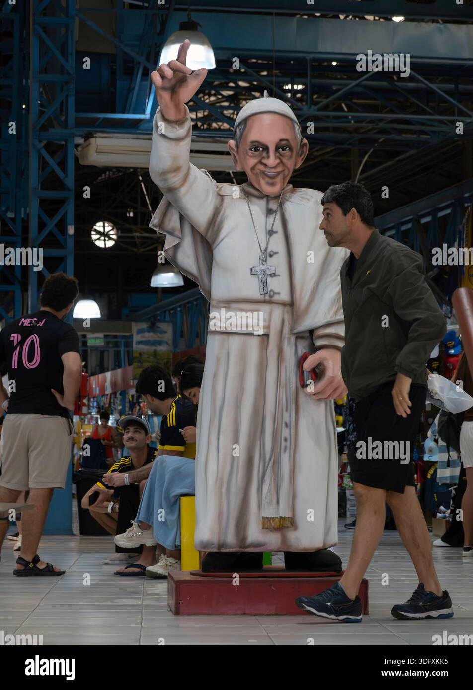 Ein Mann geht an einer Karikaturenstatue des ehemaligen Papstes Franziskus in La Boca, Buenos Aires, Argentinien vorbei Stockfoto