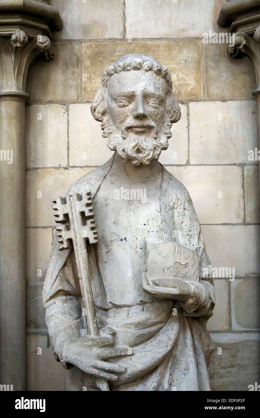Statue von Sant Peter mit den Schlüsseln der Kirche von Rom in der Kathedrale Notre-Dame, Rouen, Normandie, Frankreich Stockfoto