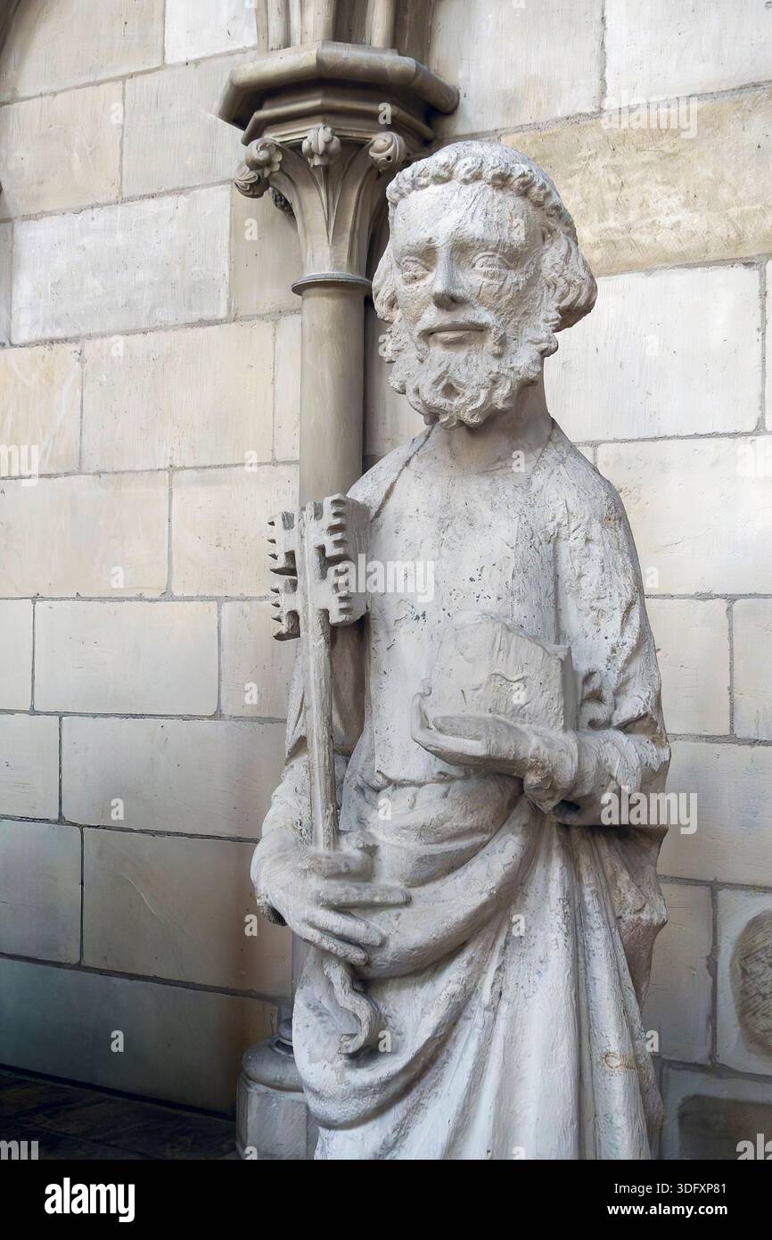 Statue von Sant Peter mit den Schlüsseln der Kirche von Rom in der Kathedrale Notre-Dame, Rouen, Normandie, Frankreich Stockfoto