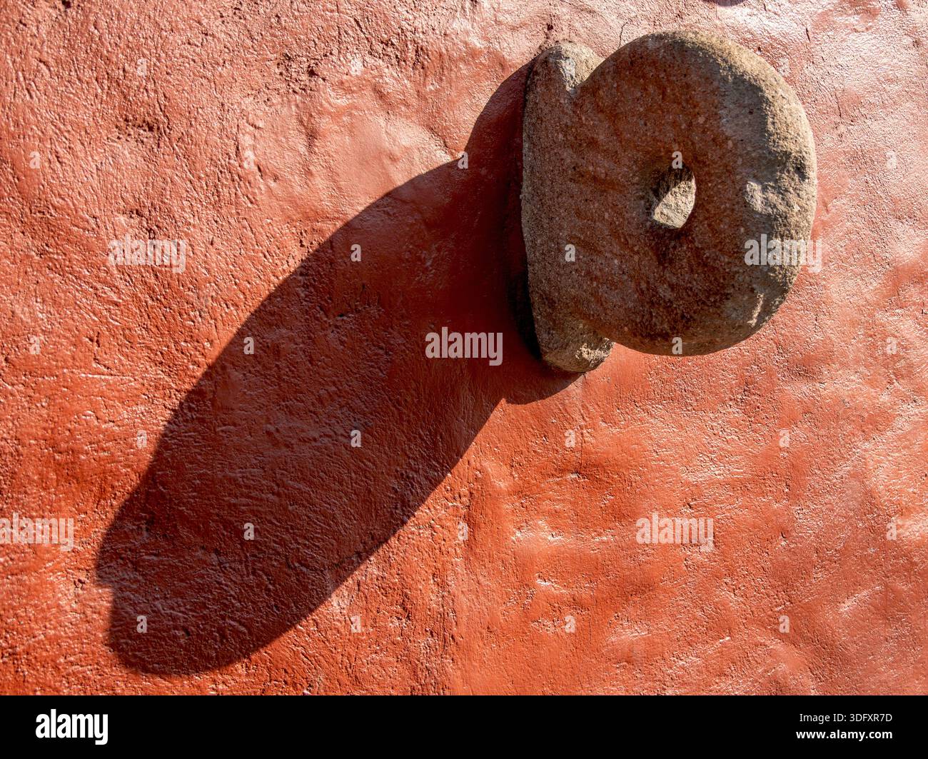 Steinfelder mit Bindungsring an der Außenseite des Hauses in Coyoacan, Mexiko-Stadt Stockfoto