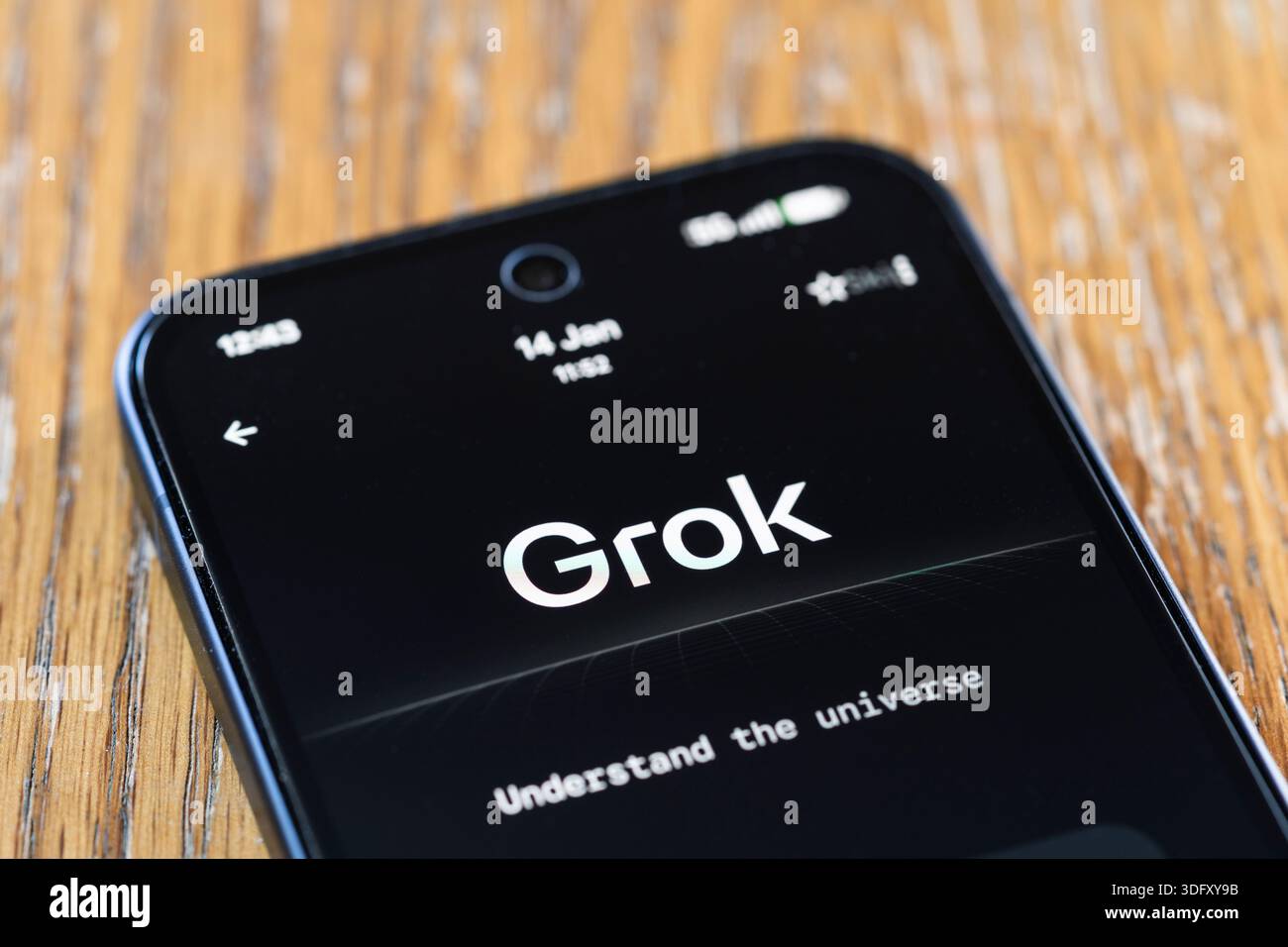 Grok App mit der Nachricht „Verstehen Sie das Universum“ auf einem Smartphone-Bildschirm. X AI-Tool Grok wurde verwendet, um Bilder zu bearbeiten und unanständige Bilder zu erzeugen Stockfoto
