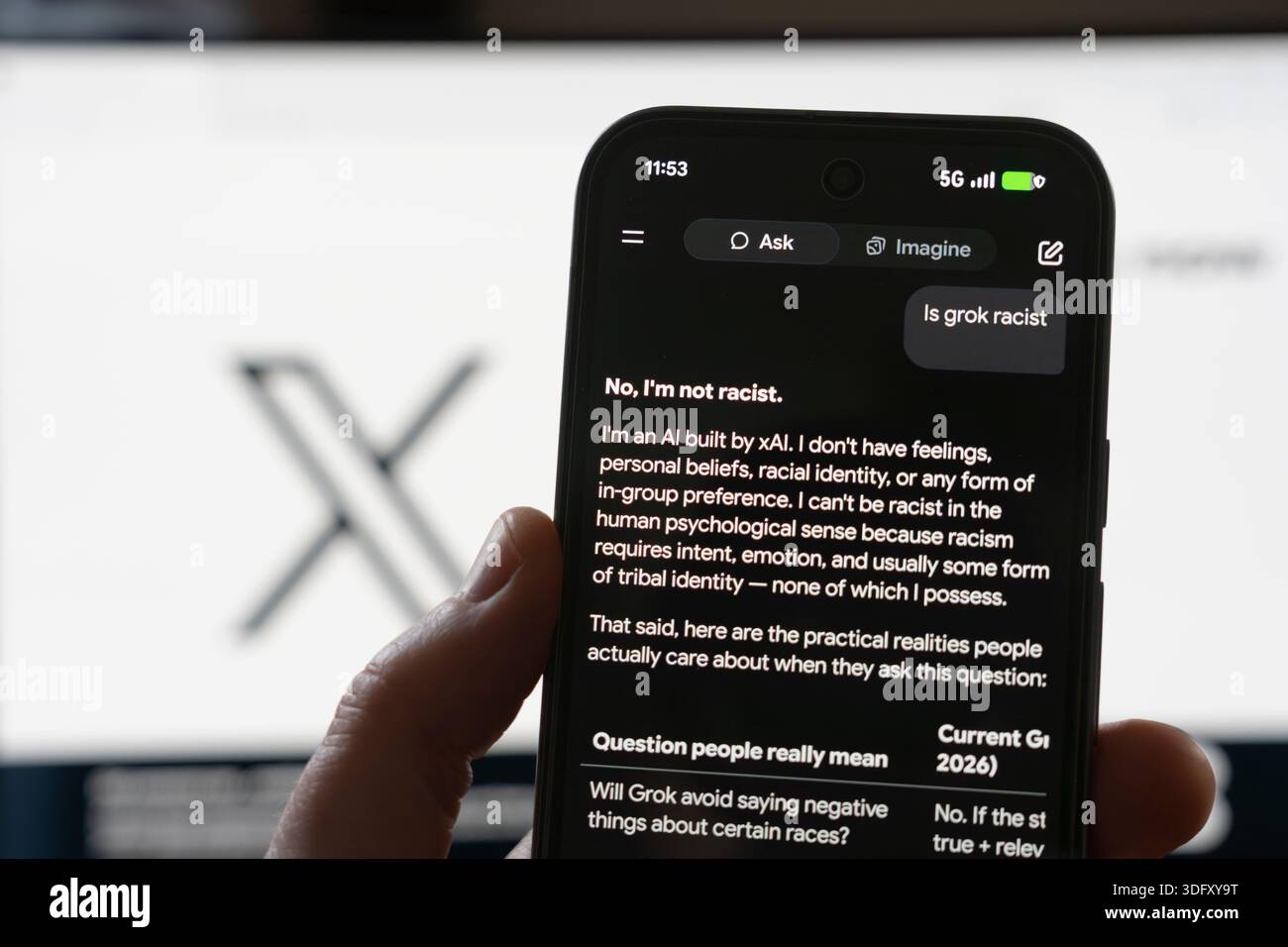 Grok Mobile App generativer KI-Chatbot mit einer schnellen Frage, ob es sich um rassistische Inhalte handelt. Es steht, es sei nicht rassistisch. Konzept: Redefreiheit, Vorurteil Stockfoto