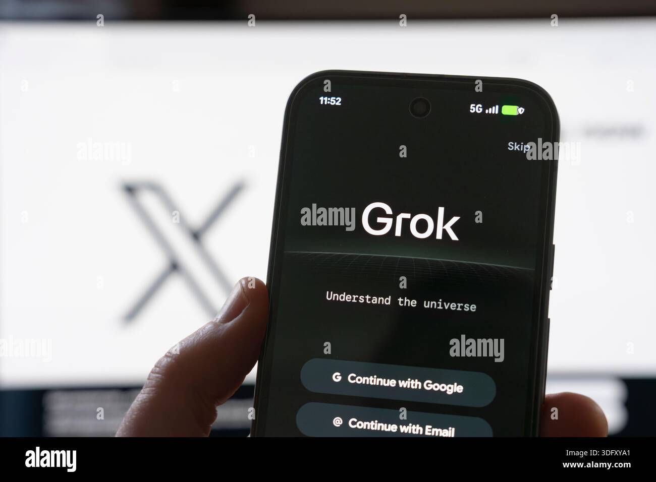Mann, der das Smartphone mit dem X AI-Tool Grok vor dem X-Logo hält. Konzept: Nicht einvernehmliche Bilder, Online-Sicherheitsgesetz, Ofcom, globaler Aufschrei, XAI, Verbot Stockfoto