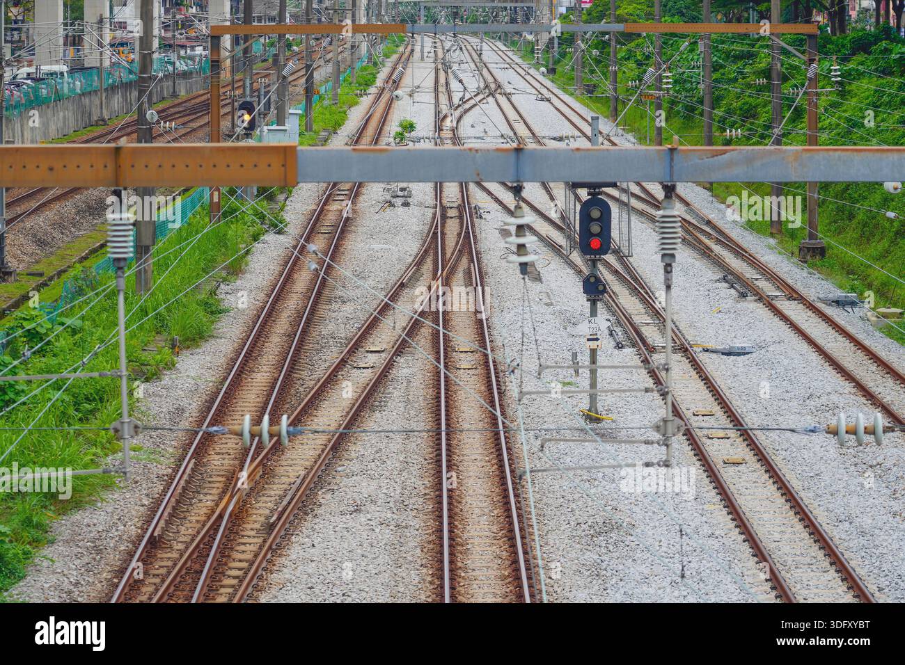 Blick von oben auf die Hauptbahn mit elektrischen Leitungen und Ampeln. Stockfoto