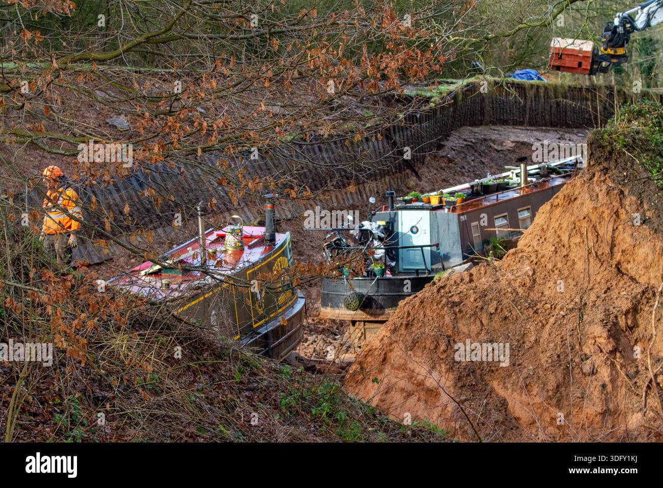 Die Auftragnehmer von Canal and River Trust bereiten sich darauf vor, die gestrandeten Schmalboote nach dem Kanalbruch am Llangollen-Kanal bei Whitchurch Shropshire zu entfernen. Stockfoto