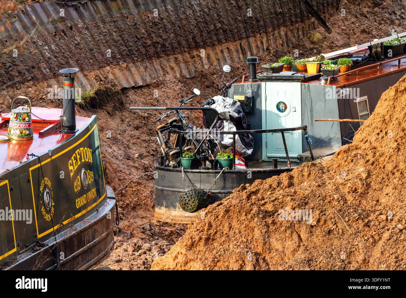 Die Auftragnehmer von Canal and River Trust bereiten sich darauf vor, die gestrandeten Schmalboote nach dem Kanalbruch am Llangollen-Kanal bei Whitchurch Shropshire zu entfernen. Stockfoto