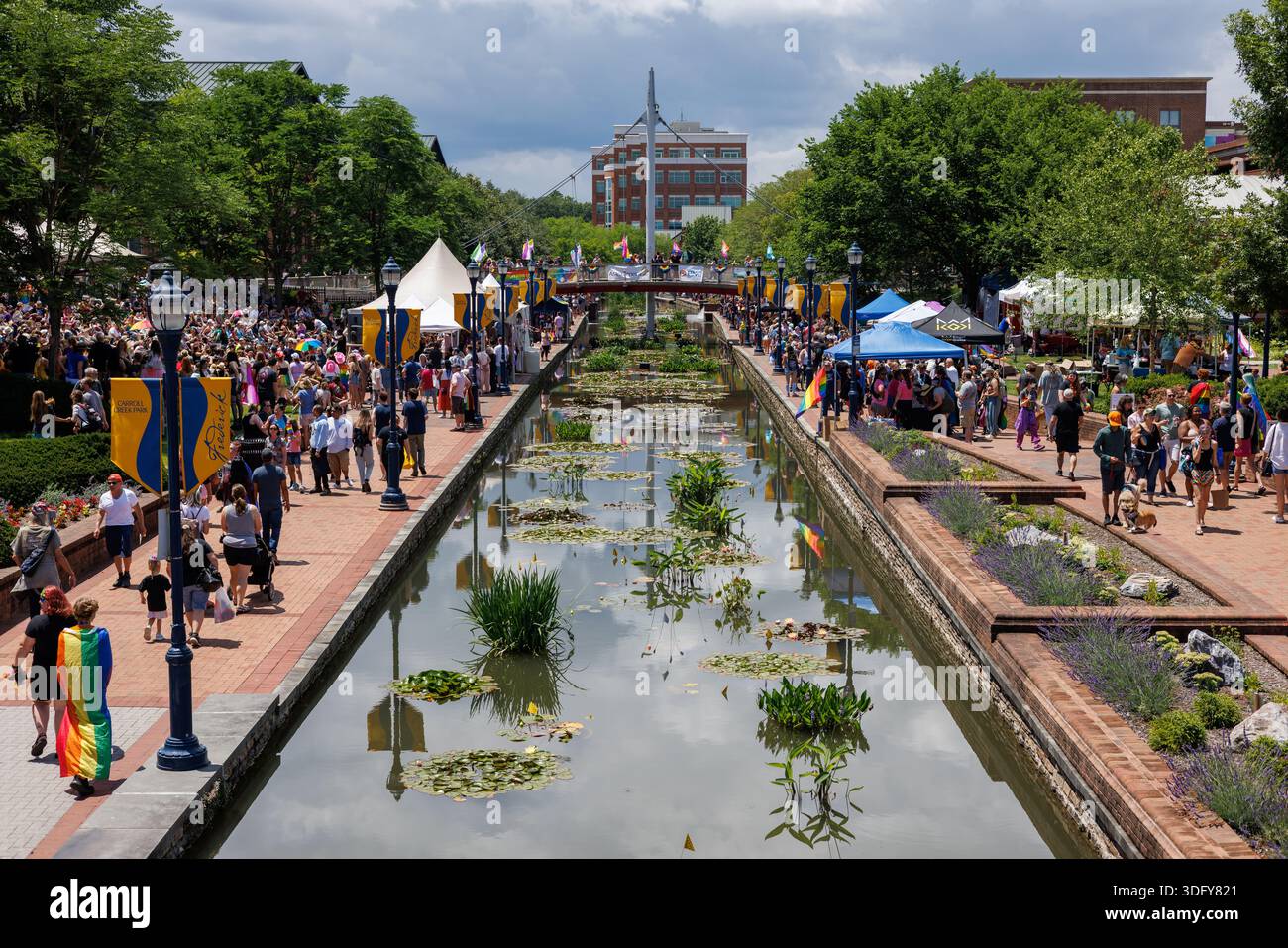 Das Frederick PRIDE Festival 2023 im Carroll Creek Park lädt zu einem Besuch ein, bei dem in Frederick, MD, Stolz-Flaggen und Händler zu sehen sind Stockfoto