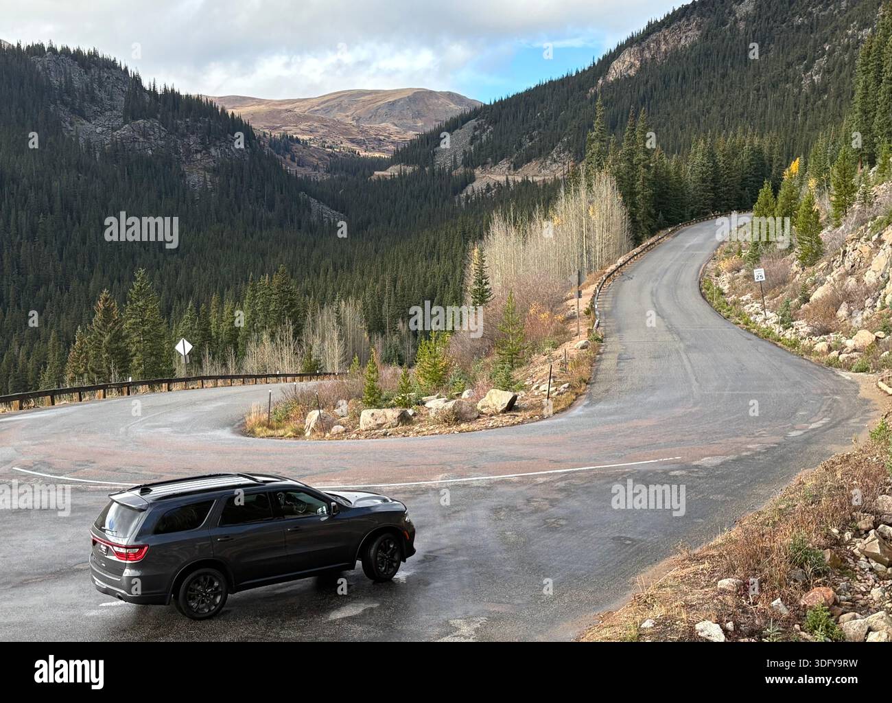 Genießen Sie weniger befahrene Straßen. Genießen Sie die Blacktop und den Schotter. Stockfoto