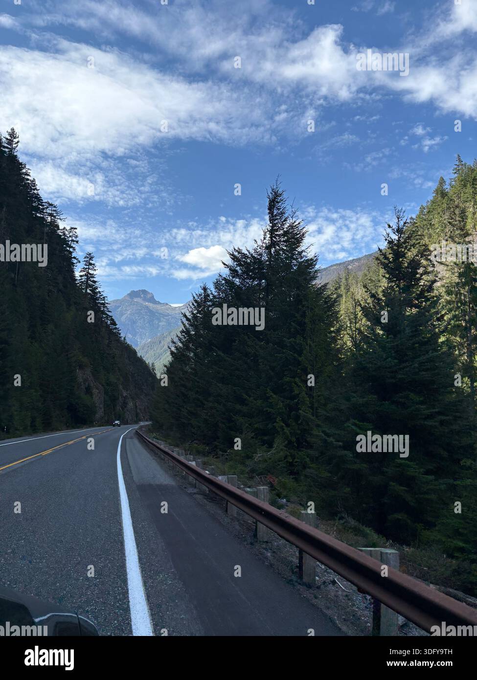 Genießen Sie weniger befahrene Straßen. Genießen Sie die Blacktop und den Schotter. - Smartphone-aufgenommenes Stockfoto