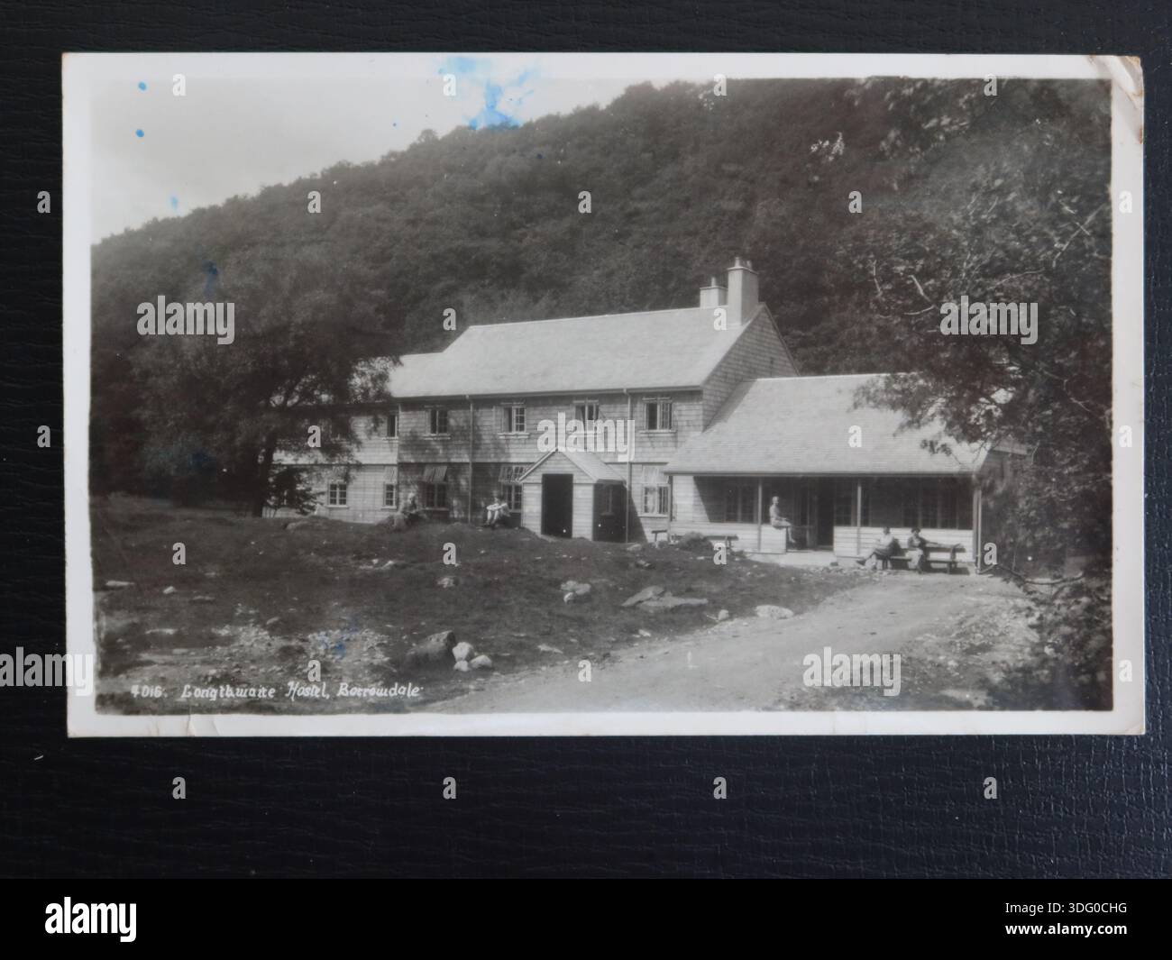 Schwarz-weiße Postkarte, die Mitte der 1950er Jahre des Longthwaite Hostels in der Nähe von Keswick verschickt wurde, das 1939 von der YHA eröffnet wurde und heute noch von Wanderern und Kletterern genutzt wird. Stockfoto