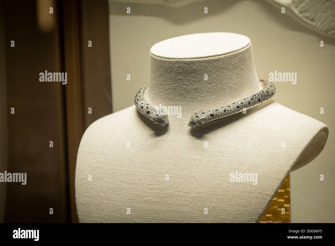 Mailand, Italien - 2026, 13. Januar: Elegante Cartier-Diamantkette aus der FW25-Kollektion auf einer Schaufensterpuppe, die luxuriöse Handwerkskunst und modisches Design hervorhebt Stockfoto