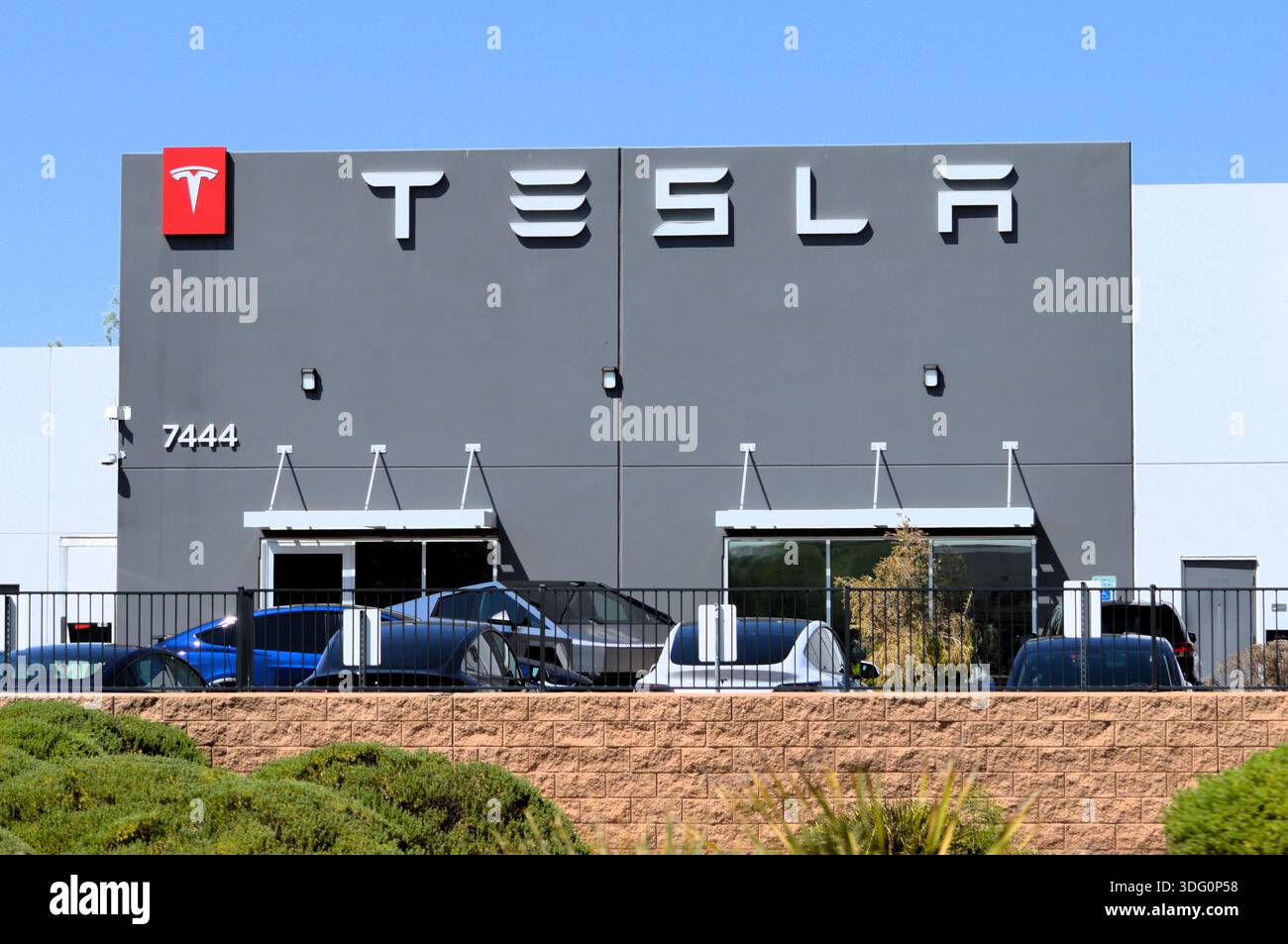 Tesla Elektrofahrzeuge, die vor einem Händler und einem Servicezentrum in Mesa, Arizona, abgestellt werden. Stockfoto