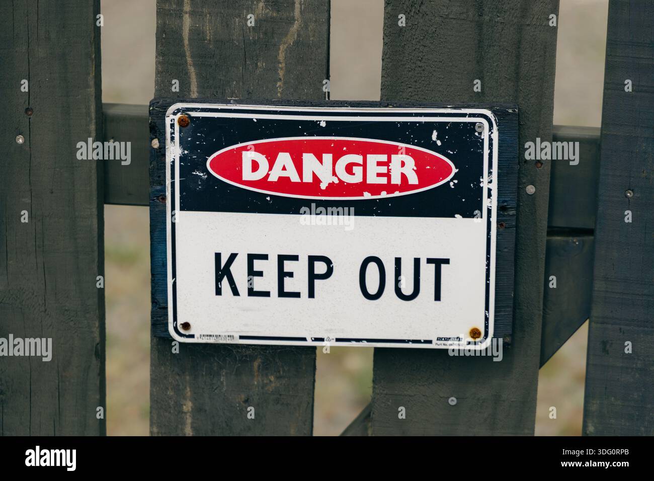 Gefahrenwarnschild „Verwittertes Warnschild“ Stockfoto