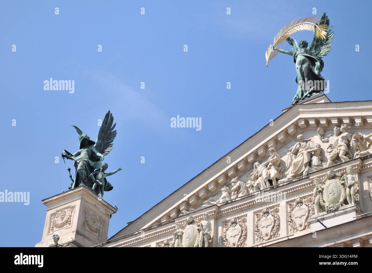 Skulpturenfiguren auf dem Dachgiebel der Lviwer Nationalphilharmonie, historischer Konzertsaal in Lemberg, Westukraine. Stockfoto