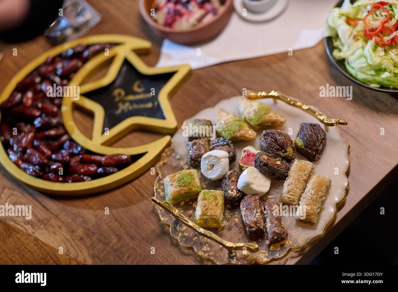 Familie genießt iftar in einem Restaurant mit Ramadan-Dekoration Stockfoto