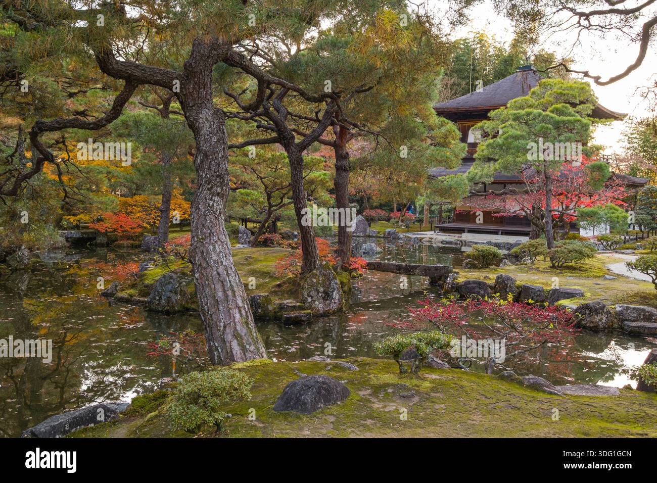 Ginkaku-JI, auch bekannt als der Silberne Pavillon, zeigt einen sorgfältig gepflegten Landschaftsgarten, der die Prinzipien der japanischen Ästhetik verkörpert. T Stockfoto