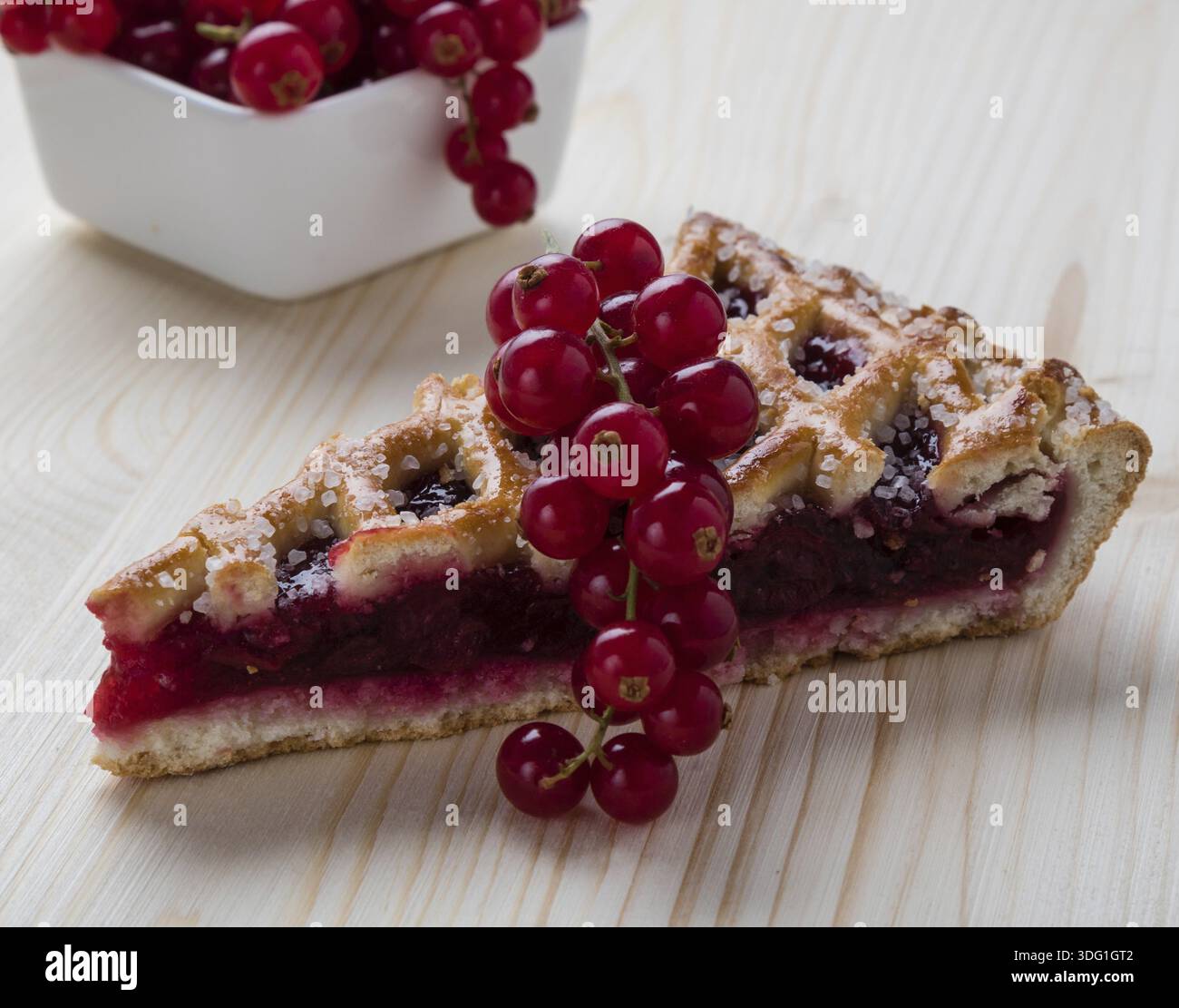 Frischer Kirschkuchen mit Johannisbeere auf Holztisch Stockfoto