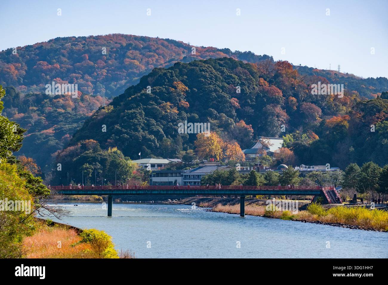 Der Uji River fließt sanft unter der Asagiri-Brücke in Uji, Kyoto, und bietet eine ruhige Landschaft in der Region Kansai in Japan. Üppige, bewaldete Hügel r Stockfoto