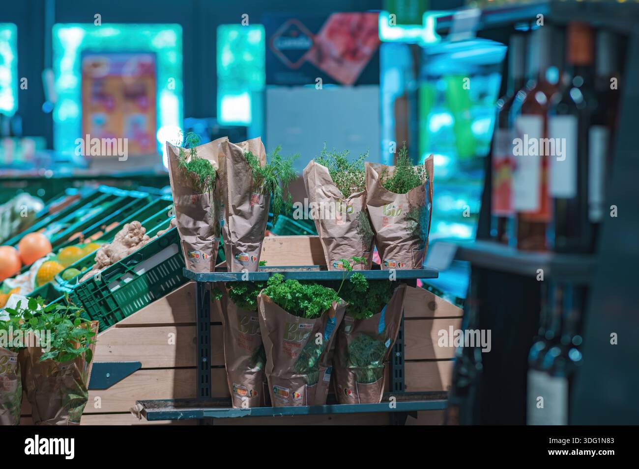 Frisches Gemüse im Supermarkt, Gang voll mit Obst und Gemüse. Eine große Auswahl an gesunden Optionen. Stockfoto
