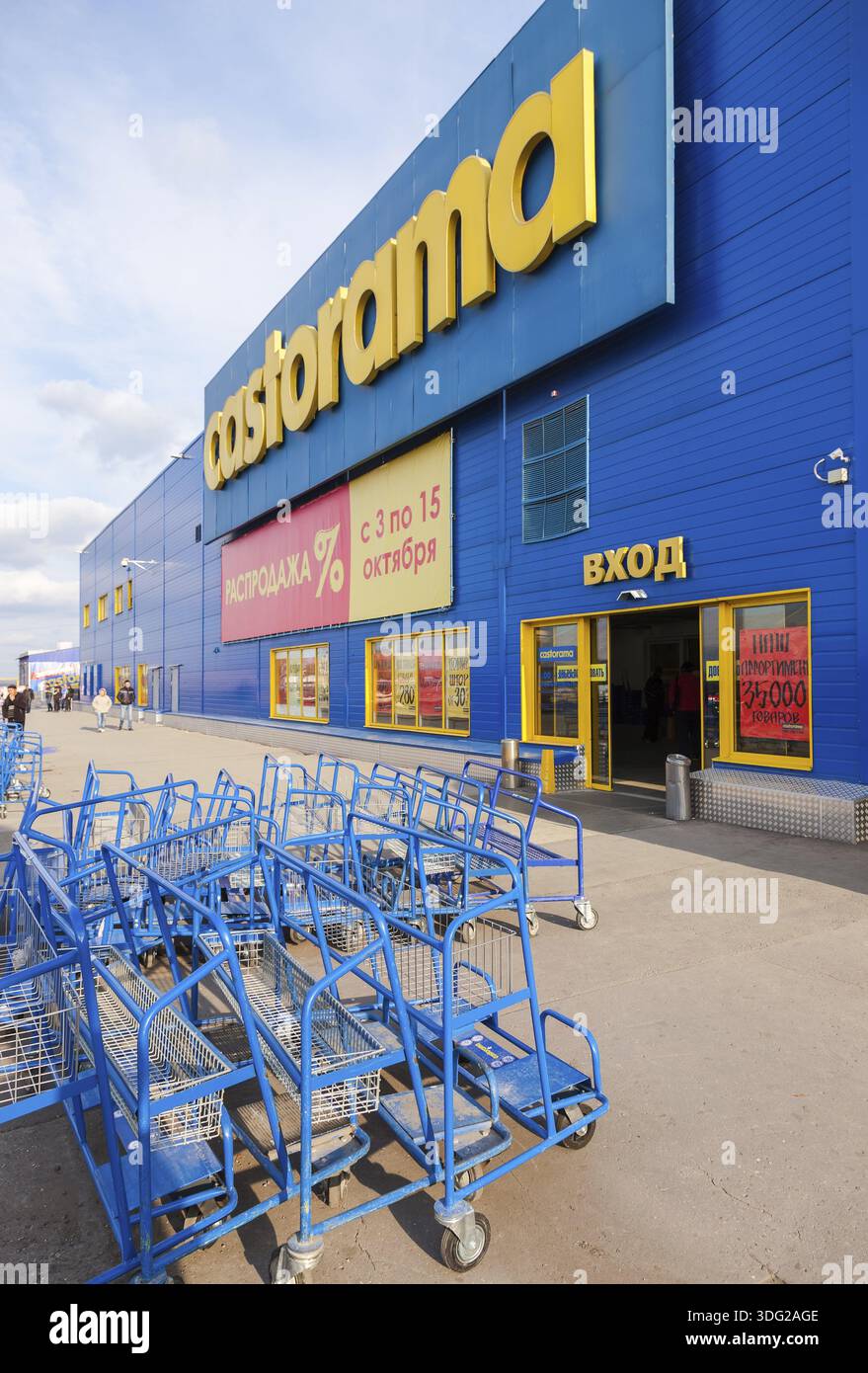 SAMARA, RUSSLAND - 4. OKTOBER 2014: Castorama Samara Store. Castorama ist ein französischer Einzelhändler für Heimwerker und Heimwerker. Wurde ich gegründet Stockfoto