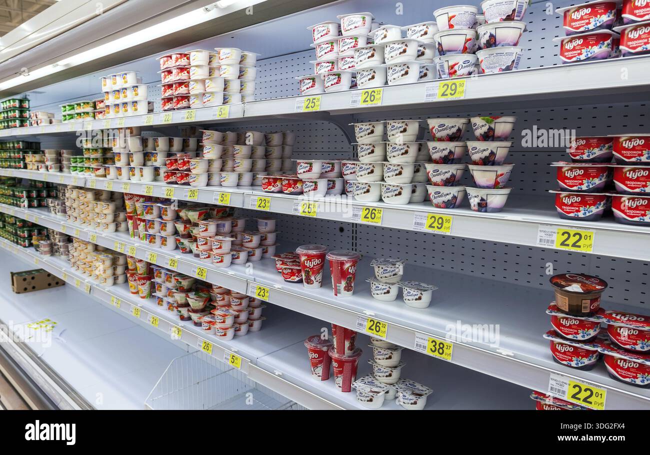SAMARA, RUSSLAND - 30. AUGUST 2014: Frische Milch wird im Auchan Samara Store verkauft. Das französische Vertriebsnetz Auchan vereint mehr als 1300 Stockfoto