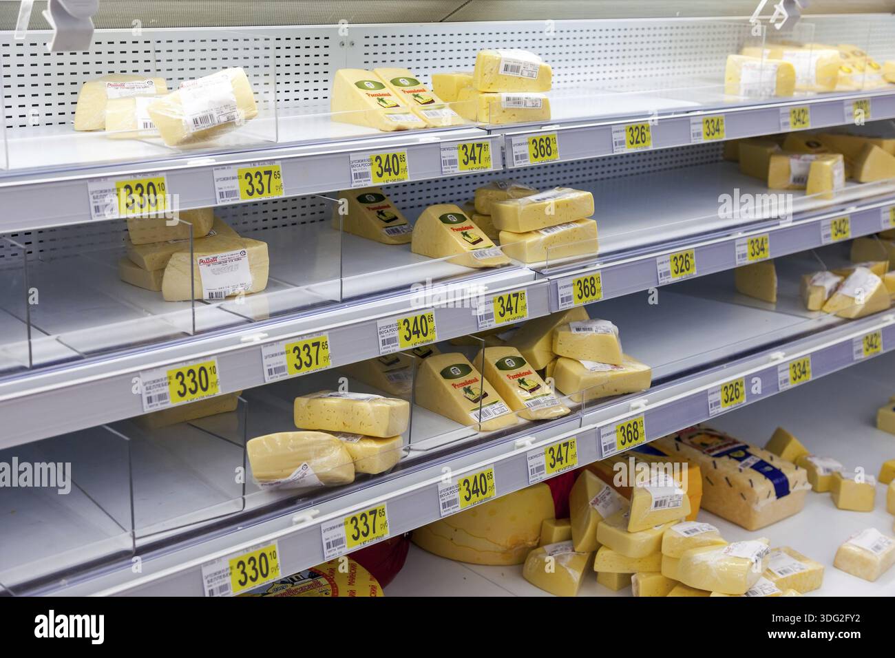 SAMARA, RUSSLAND - 30. AUGUST 2014: Verkauf von Käse im Supermarkt Auchan Samara Store. Das französische Vertriebsnetz Auchan vereint mehr als 1300 Geschäfte Stockfoto
