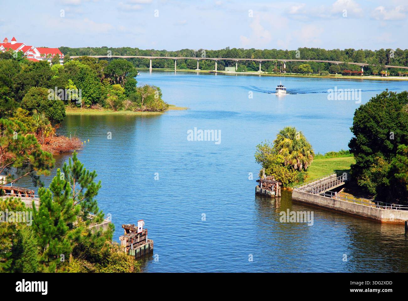 Ein kleines Boot fährt über die Gewässer der Feuchtgebiete in Florida Stockfoto