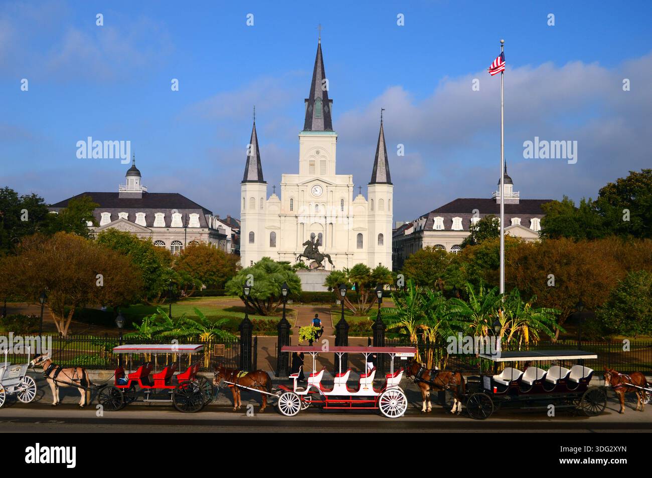 Pferde- und Kutschfahrten erwarten die nächste Reisegruppe vor dem Jackson Square und der St. Louis Cathedral im French Quarter von New Orleans Stockfoto