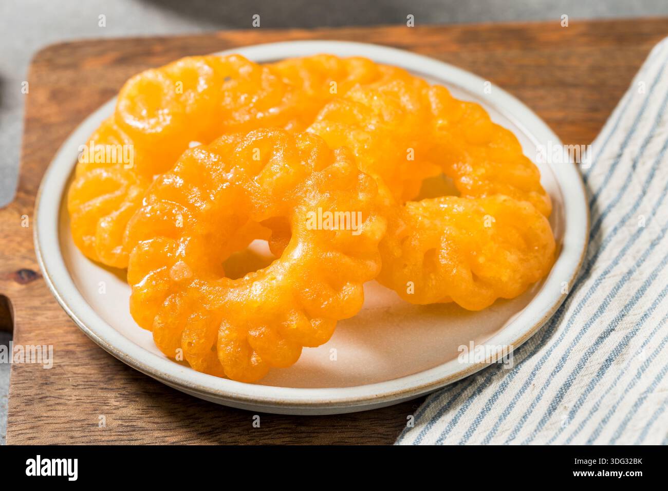 Hausgemachtes, gebratenes indisches Jalebi-Dessert auf einem Teller Stockfoto