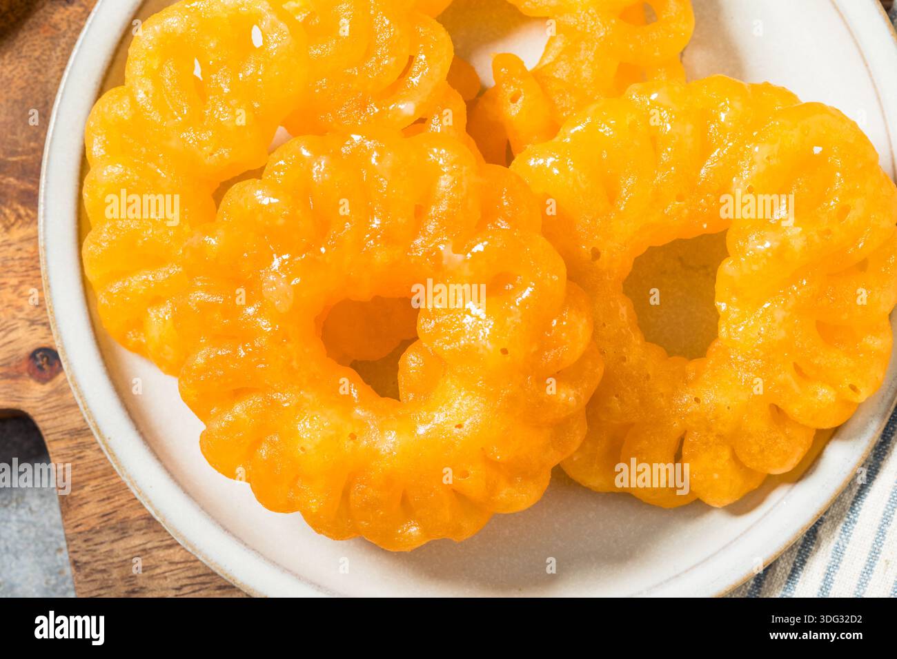 Hausgemachtes, gebratenes indisches Jalebi-Dessert auf einem Teller Stockfoto
