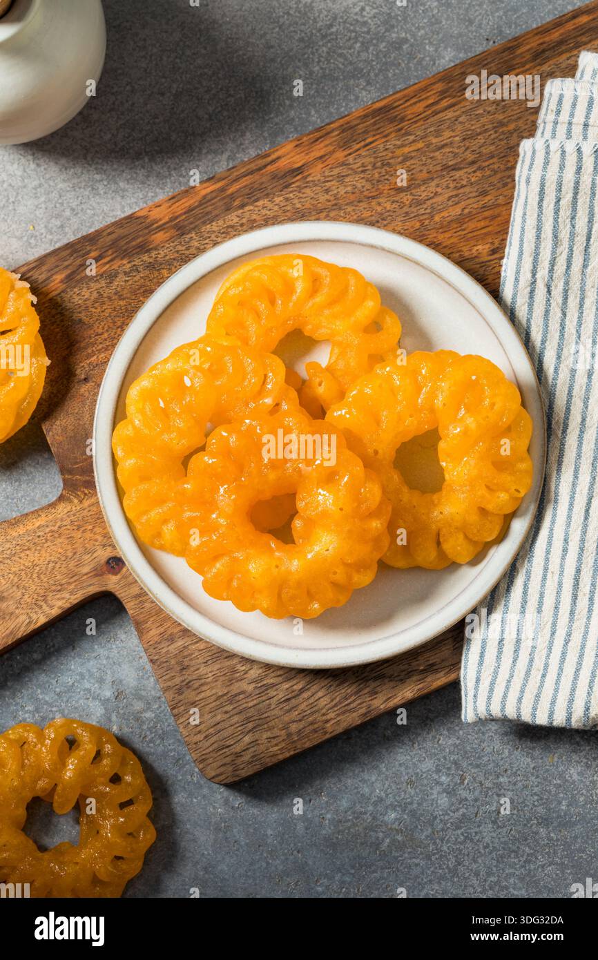 Hausgemachtes, gebratenes indisches Jalebi-Dessert auf einem Teller Stockfoto