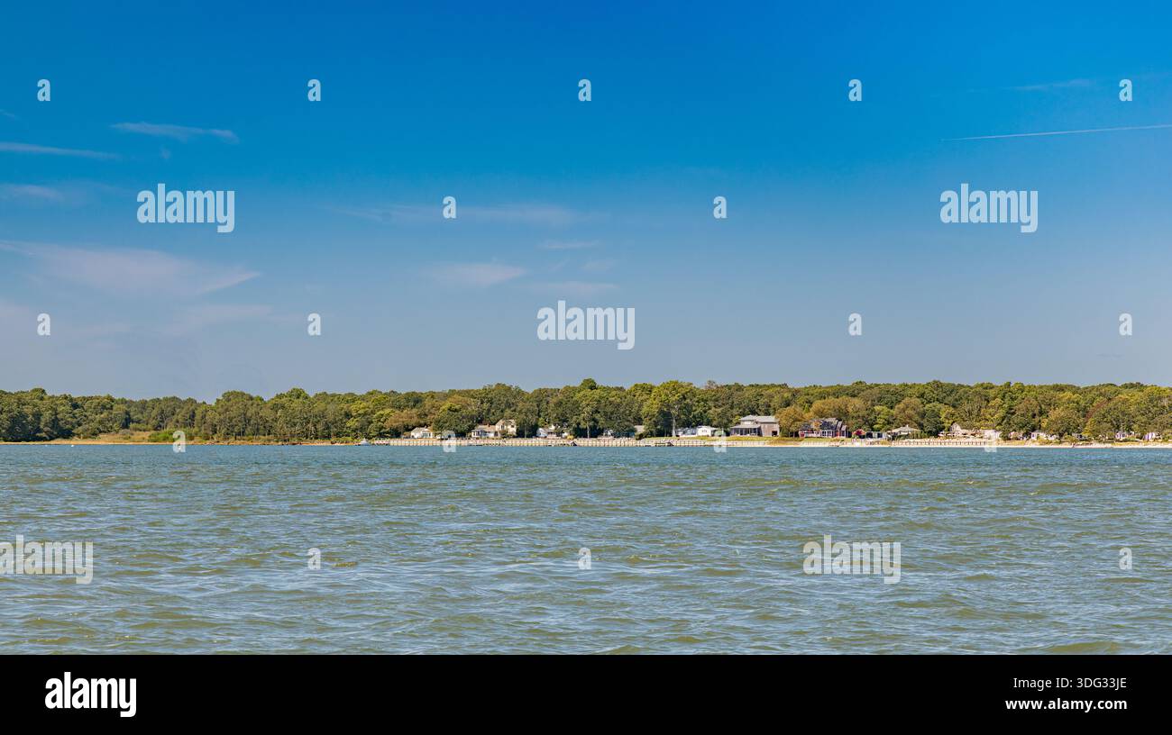 Blick vom Wasser auf die Küste von greenport und southold und die Häuser am Wasser Stockfoto